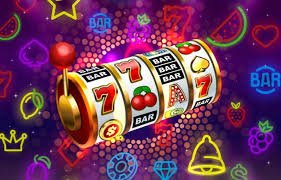 Antarmuka aplikasi mobile liganusa88 menampilkan slot games dan pasar sepak bola